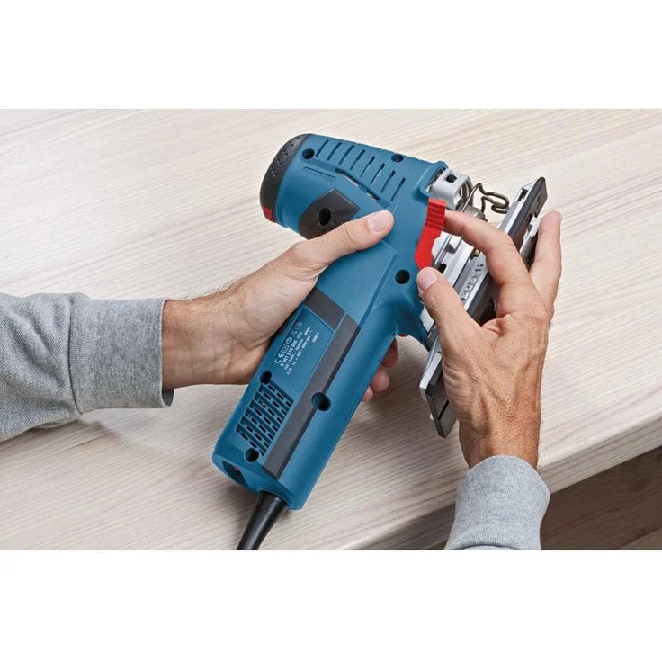 Bosch Professional Stichsäge GST 160 (800 Watt, Schnitttiefe in Holz: 160 mm, 3x Sägeblatt, Spanreißschutz, Staubabsaugungs-Set, in L-BOXX) – Bild 3