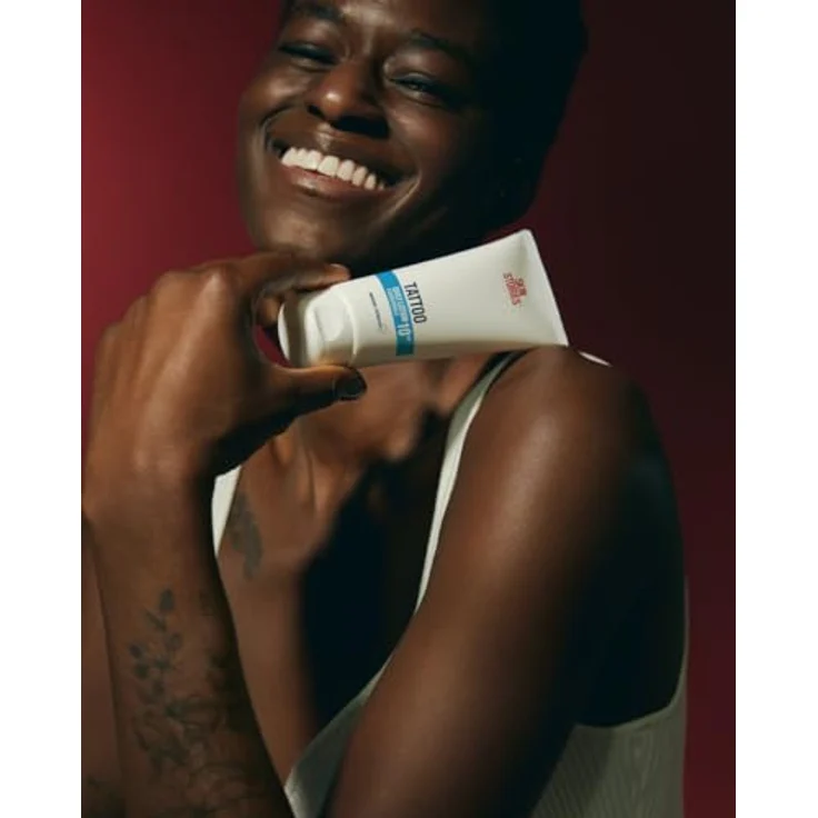 Beiersdorf SKIN STORIES Daily Lotion (100 ml), feuchtigkeitsspendende Tattoo Creme mit InkGuard-Technology®, Hyaluron und LSF 10 für intensive Farben und Farberhalt – Bild 5