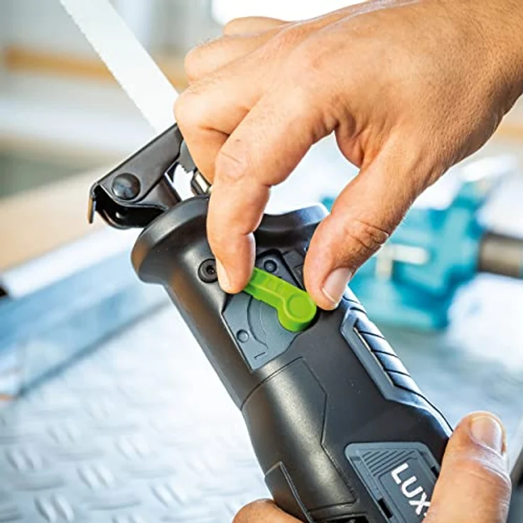 LUX-TOOLS A-SB-20/115 Akku-Säbelsäge mit 1/2"-Universalaufnahme & verstellbarer Schnitttiefe, inkl. Sägeblättern | 20V Säbelsäge mit max. Schnitttiefe von 115mm [ohne Akku/ohne Ladegerät] – Bild 4