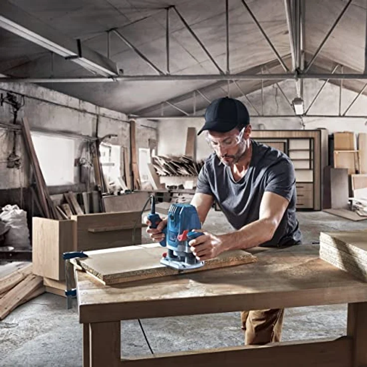 Bosch Professional GOF 130, Oberfräse mit Parallelführung, Kopierstift, Staubabsaugadapter, Zentrierstange, Führungsrolle und 2 Befestigungsklammern – Bild 3