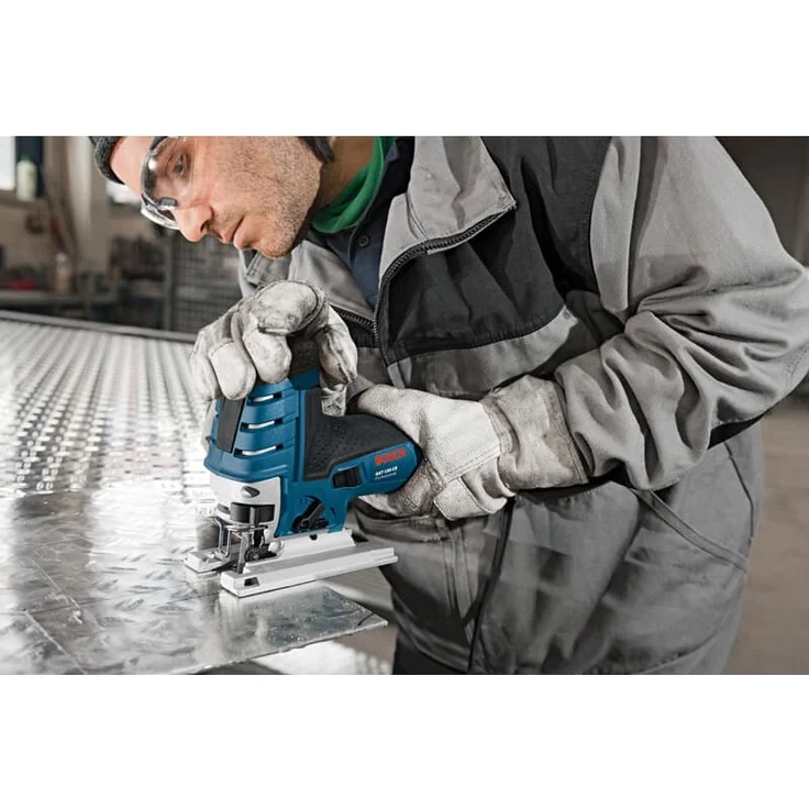 Bosch Professional GST 150 Pendelhubstichsäge, 1x Stichsägeblatt T 144 D für Holz (2608630560), Gleitschuh, Abdeckhaube, Saugdüse, Spanreißschutz, L-BOXX 136 (kein Schlauch enthalten) – Bild 8