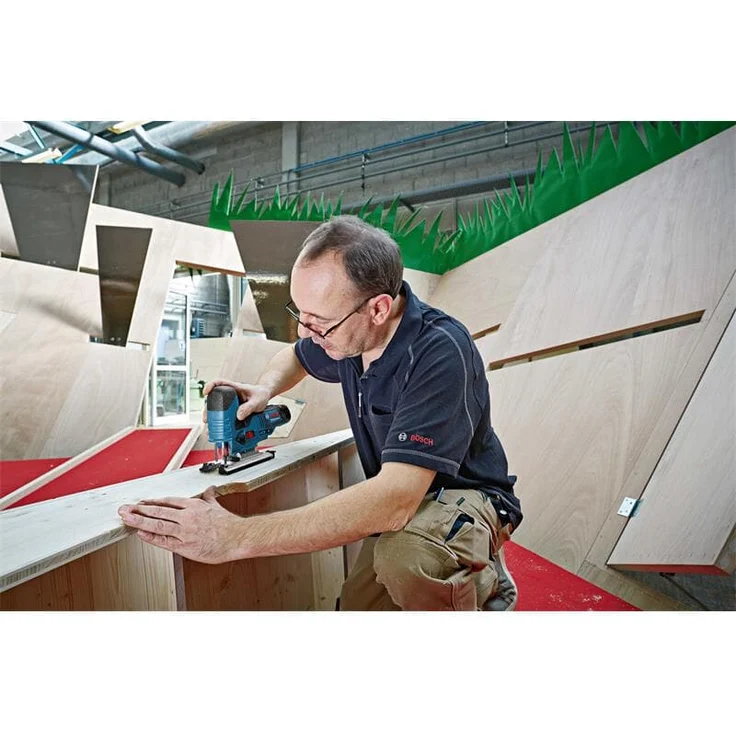 Bosch Professional 12V System Akku Stichsäge GST 12V-70 (2x Sägeblatt, Gleitschuh, Spanreißschutz, Schnitttiefe in Holz: 70 mm, 2x 3.0Ah Akkus und Ladegerät, in L-Boxx) – Bild 4