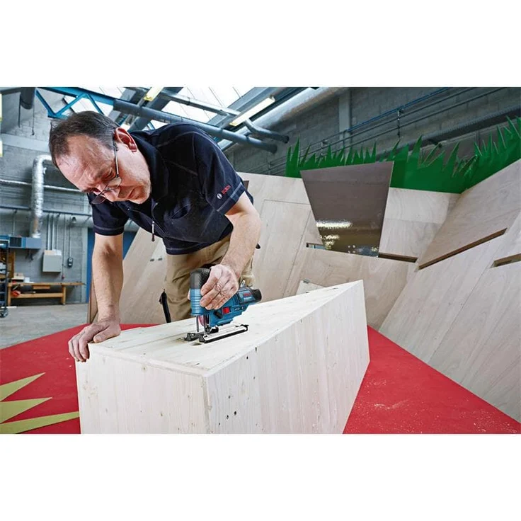 Bosch Professional 12V System Akku Stichsäge GST 12V-70 (2x Sägeblatt, Gleitschuh, Spanreißschutz, Schnitttiefe in Holz: 70 mm, 2x 3.0Ah Akkus und Ladegerät, in L-Boxx) – Bild 3
