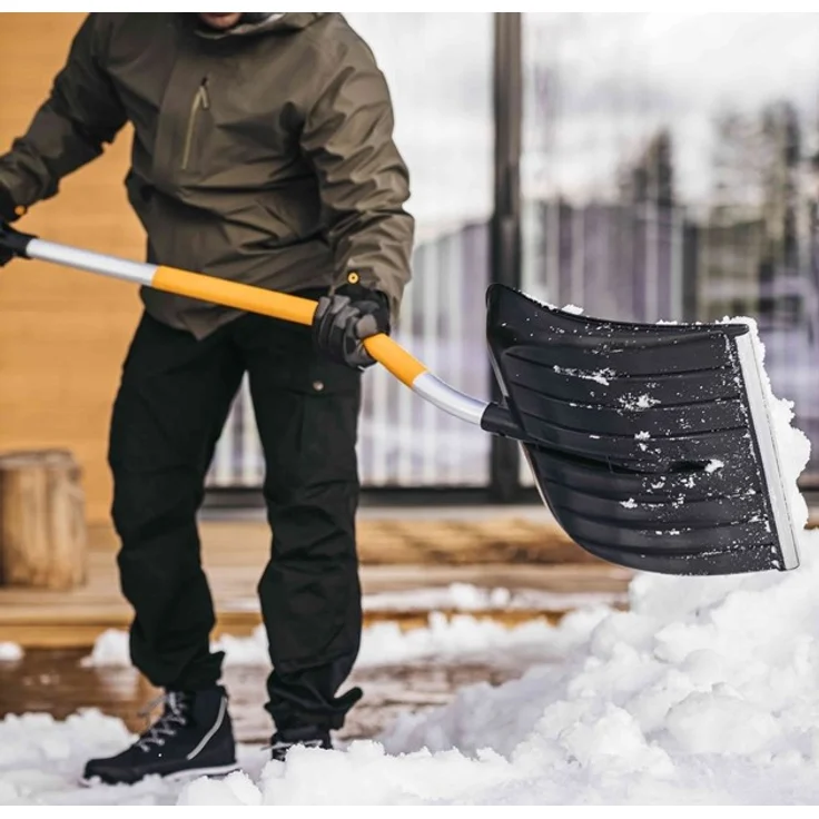 Fiskars X-series Ergonomischer Schneeräumer, gebogen Schaufel, schwarz-gelb – Bild 2