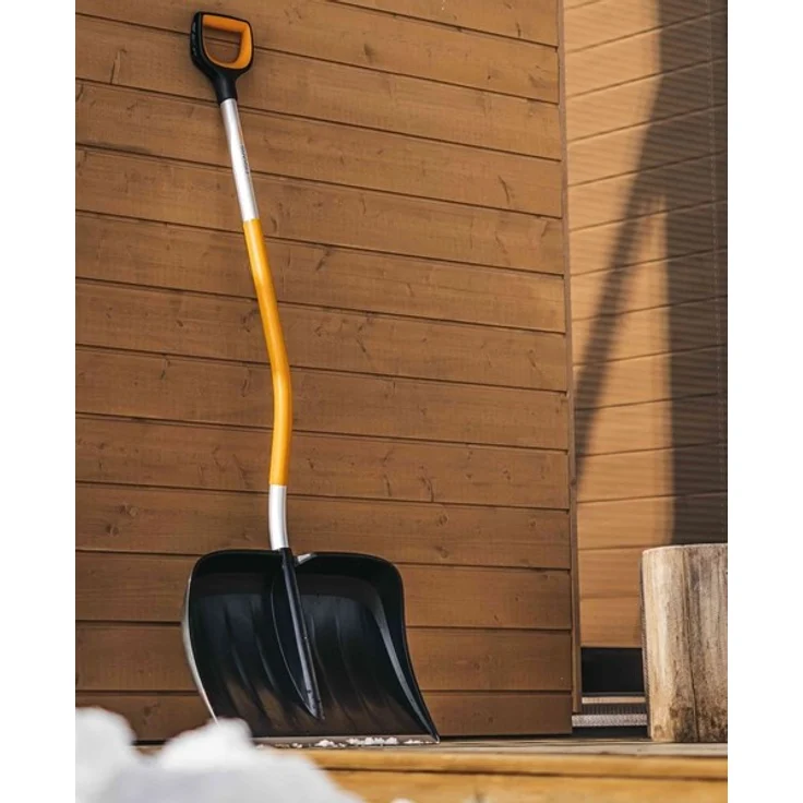 Fiskars X-series Ergonomischer Schneeräumer, gebogen Schaufel, schwarz-gelb – Bild 3