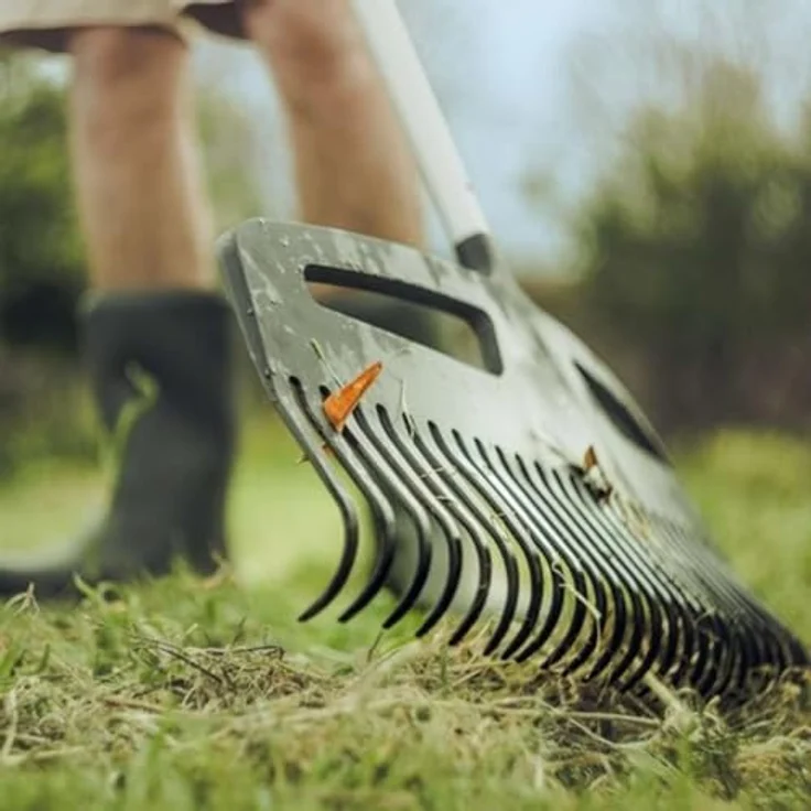 Titel: Fiskars Laubbesen mit extrem strapazierfähigen Zinken, Länge: 176 cm, Breite: 49 cm, Schwarz-Orange, Aluminium-Kunststoff, L, Xact, 1027037 – Bild 2