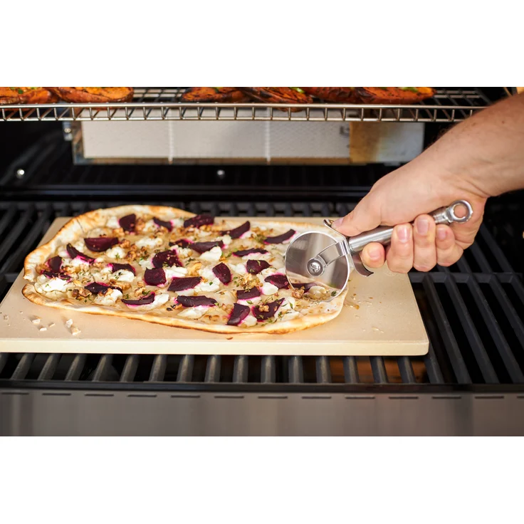 RÖSLE Pizzastein rechteckig, Hochwertiger Pizzastein aus Schamott zur Zubereitung von Pizza, Flammkuchen, Brot usw. auf dem Grill oder im Backofen, 42 x 30 cm – Bild 2