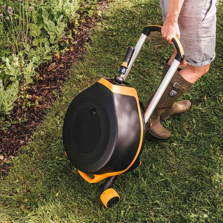 Fiskars Waterwheel XL mit Rädern (1025933) 20 m Schlauch Zubehörfach mit Zubehör freite Platzierung 360° Drehung automatischer Aufrollschlauch Schlauchwagen – Bild 4