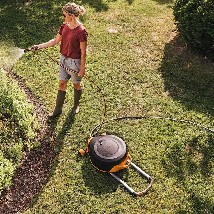 Fiskars Waterwheel XL mit Rädern (1025933) 20 m Schlauch Zubehörfach mit Zubehör freite Platzierung 360° Drehung automatischer Aufrollschlauch Schlauchwagen – Bild 5