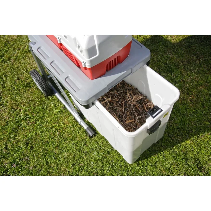 IKRA Elektro Gartenhäcksler Walzenhäcksler ILH 3000 A leise robust wartungsarm starke 3 000W Aststärke bis 44mm Leisehäcksler Leistung 3 000 W Häckselsystem Walze Max Aststärke 4 4 cm Fangkorbvolumen 60 l – Bild 5