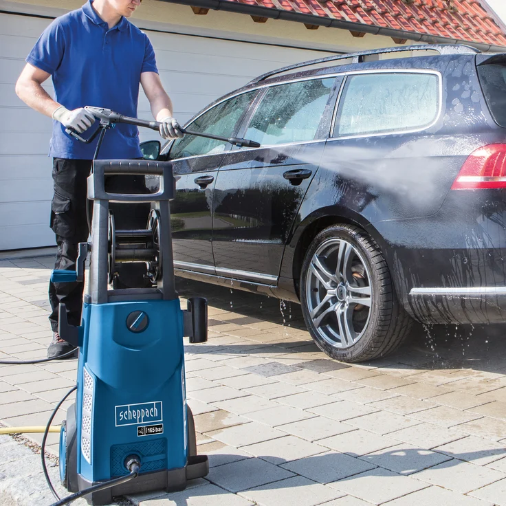 Scheppach Hochdruckreiniger HCE2200 mit 8-TLG. Zubehör | 10m Schlauchrolle | 165bar | 230V 2200W | max. Fördermenge: 468 l/h | langlebige Aluminium Pumpe | Ansaugfunktion & Reinigungsmitteltank  – Bild 4