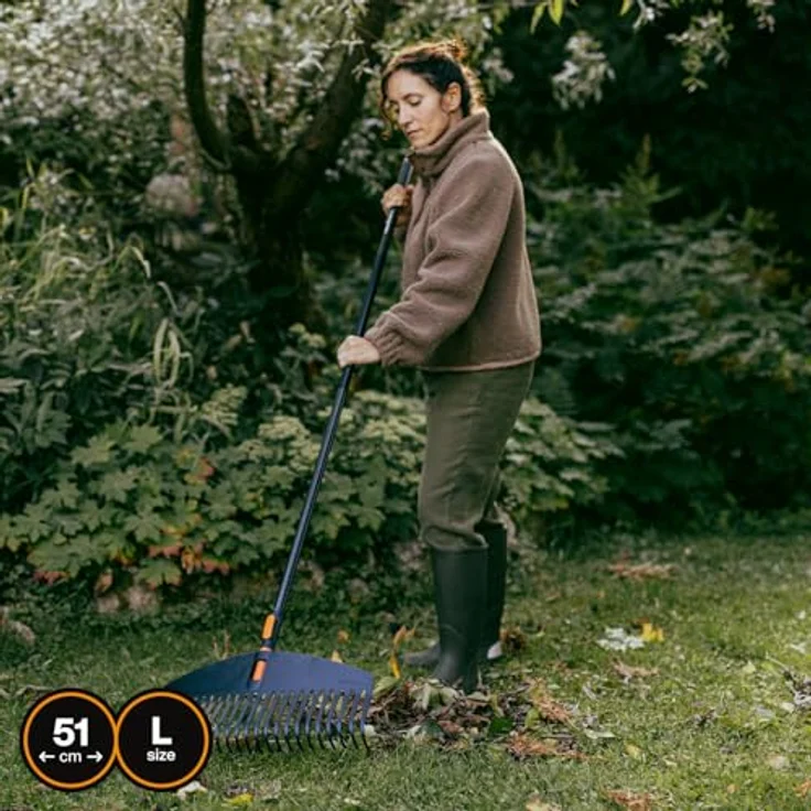 Fiskars OneClick Laubrechen L, Fächerbesen-Aufsatz für große Rasenflächen, 51 cm, Schwarz/Orange, einfaches OneClick-System, flexibles und robustes Design – Bild 5