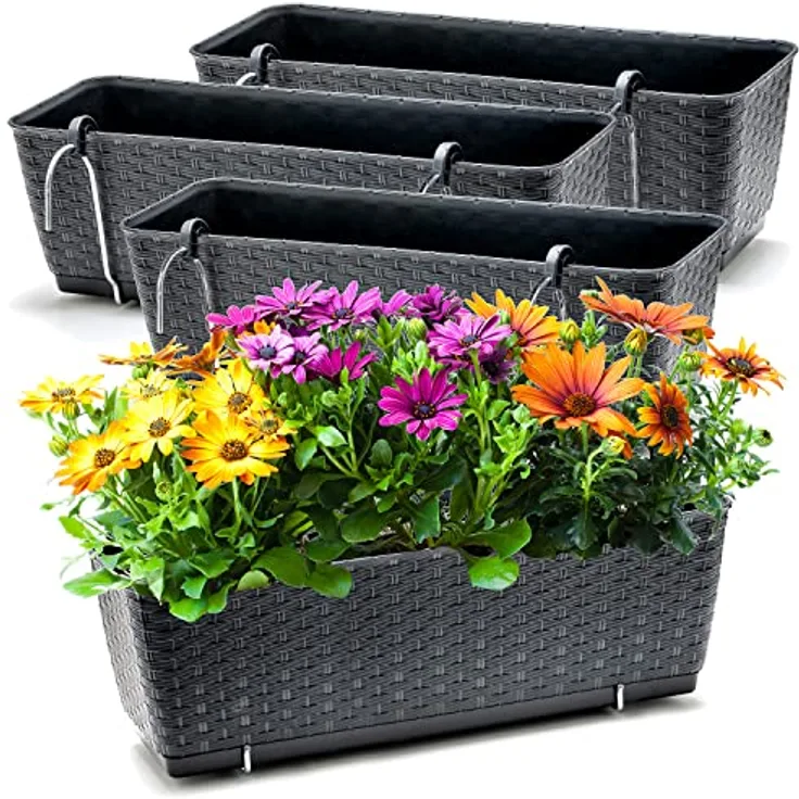 Set aus 4 Balkon Pflanzkästen mit Metallhalterung. Aus Kunststoff im Rattan Design in Anthrazit. Maße jeweils 50 x 17 x 17 cm. Preiswert