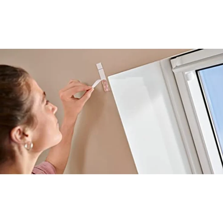 Tesa Alu-Insektenschutz-Plissee teleskopierbar - Insektenschutzrollo für Dachfenster - einfache Montage ohne Bohren dank praktischer tesa Powerstrips Technologie - weiß – Bild 3