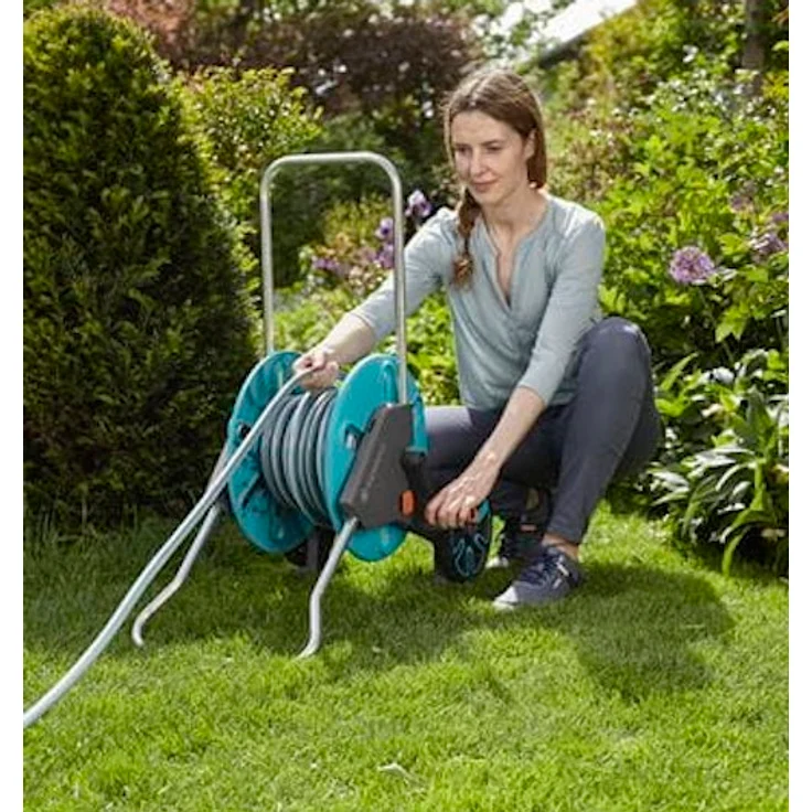 GARDENA Schlauchwagen CleverRoll M Set: Schlauchwagen mit 20 m 13 mm Classic-Schlauch und Spritze und Clipbefestigung zur Aufbewahrung, Nachtropfstopp, Kurbelseite frei wählbar (18513-20) – Bild 8