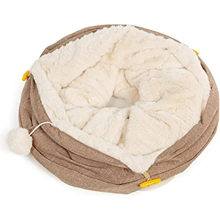 CanadianCat Company | Spieltunnel für Katzen mit Kuschelfell | beige | ca. 35 x 70 cm - Variable Form, integriertes Katzenspielzeug – Bild 4