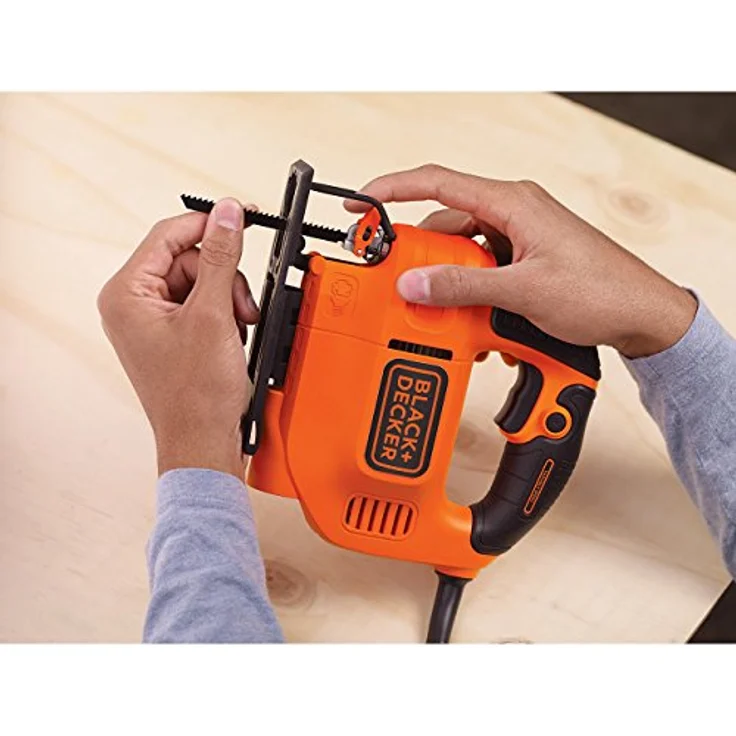Black & Decker Stichsäge, Pendelhubsäge ( 520W, max. 70 mm Schnitttiefe, mit Softgriff, Sight-Line-Kanal, Schutzbügel, integrierte Sägeblasfunktion, ergonomische Griffe, inklusive Holzsägeblatt) KS701E – Bild 4