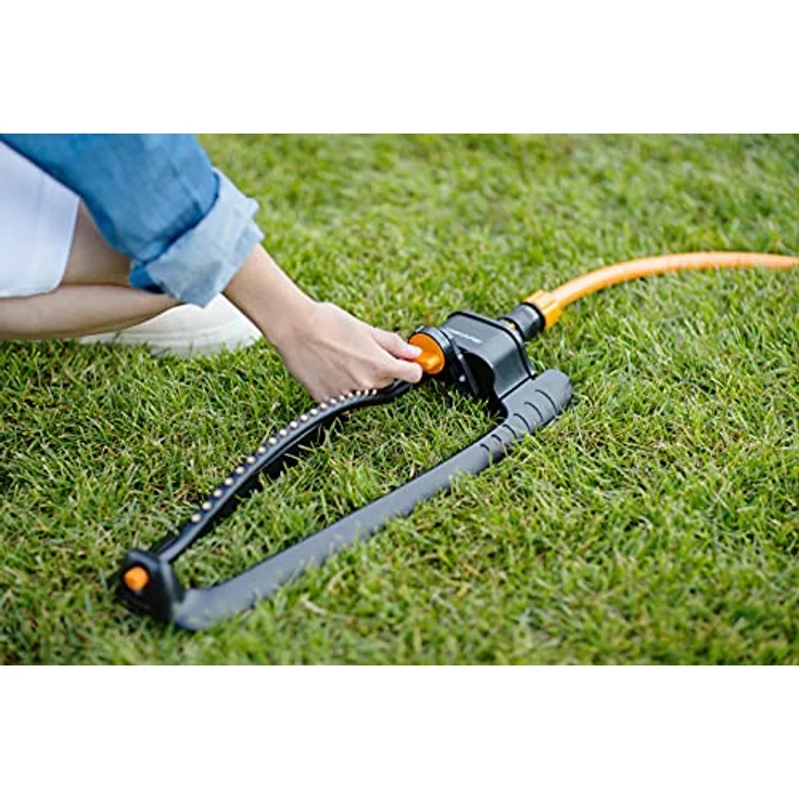 Fiskars Oszillierender Sprinkler Schwingender Wassersprinkler Viereckregner max. 300 m² max. 17 m Weite – Bild 5