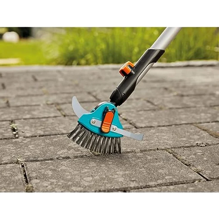 Gardena combisystem-3in1 Fugenreiniger: Multifunktions-Gartenhelfer zum Entfernen von Unkraut und Moos an schmalen und Breiten Fugen, Metallborsten, Edelstahlmesser. Passend zu CS-Stielen (03608-20) – Bild 4