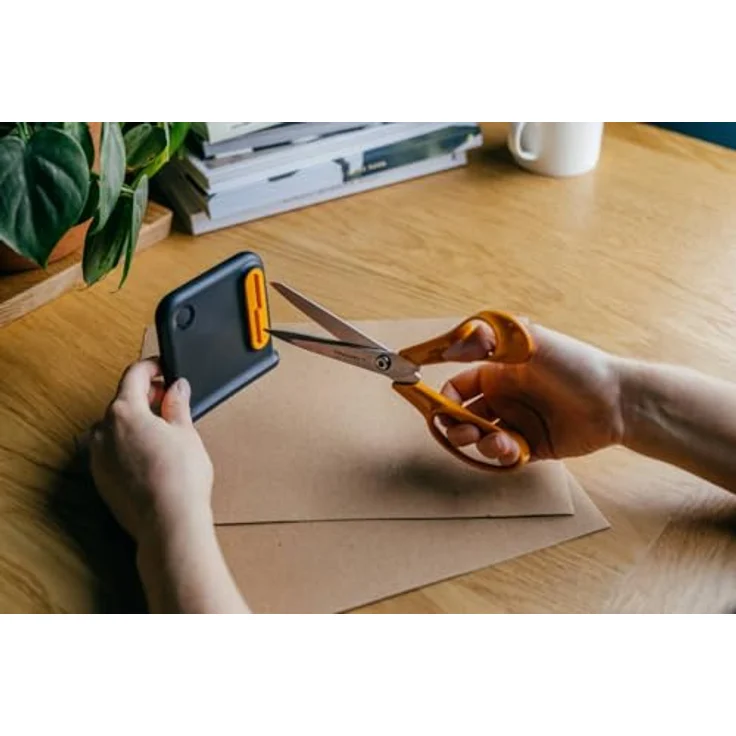 Fiskars Scherenschärfer, Ergonomisches Design für rechtshändige Küchenscheren, Schwarz/Orange, 55% recycelte Materialien, 80% recyceltes ABS-Gehäuse, Art.-Nr.: 1081190 – Bild 3