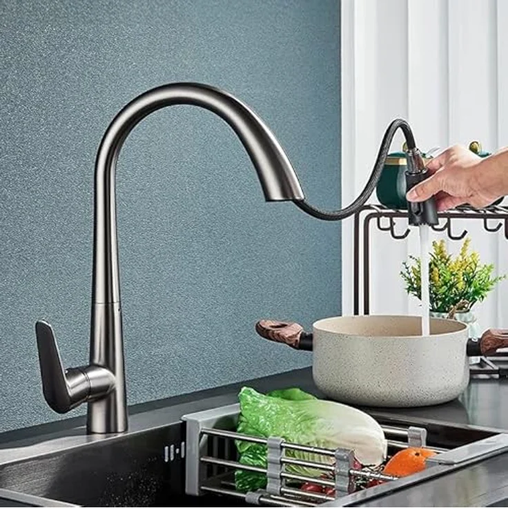 wohnwerk.idee Küchenarmatur ROSS, Ausziehbarer Wasserhahn in Gold Matt Gebürstet mit Schwarz Chrom Finish – Bild 2