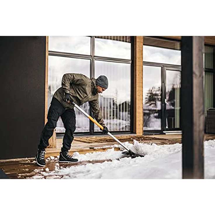Fiskars X-series Schneeschieber, 53 cm Arbeitsbreite mit ergonomischem D-Griff und verstärktem Metallblatt – Bild 3