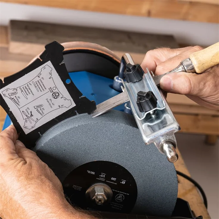 Scheppach Nass-Schleifsystem TIGER 5000S inkl. Homekit | 150W Induktionsmotor | Schleifstein aus Edelkorund mit Ø 200mm | Vorrichtung 40/60 / 70 | Abziehpaste | Steinpräparierer | Winkellehre – Bild 3