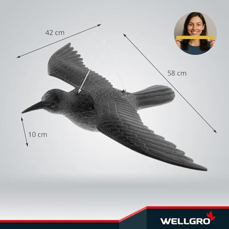 WELLGRO Vogelschreck Krähe, realistische Raben Attrappe zur Vogel- und Taubenabwehr, fliegend, schwarz, wetterfest aus Kunststoff für Balkon und Garten – Bild 2
