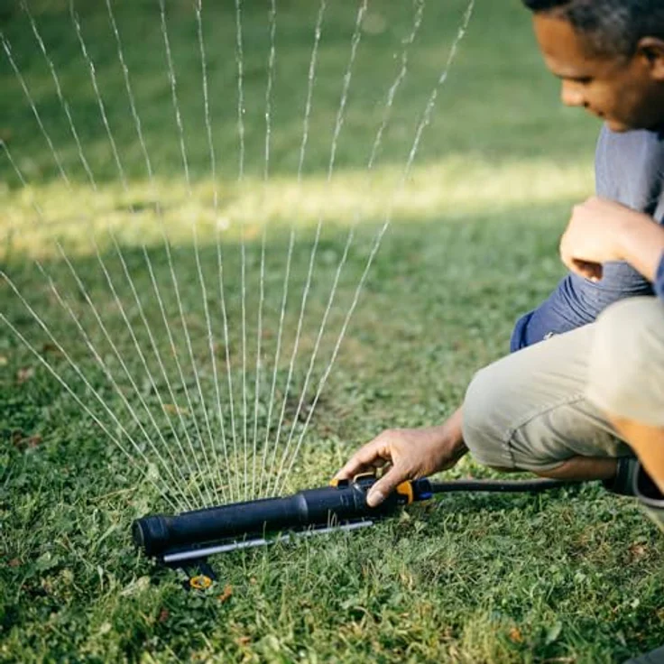 Fiskars Comfort Oszillierender Regner S–M, inkl. herausnehmbarem Filter und Düsenreinigungswerkzeug, Sprinkler für 150-300 m², Schwarz/Orange – Bild 4