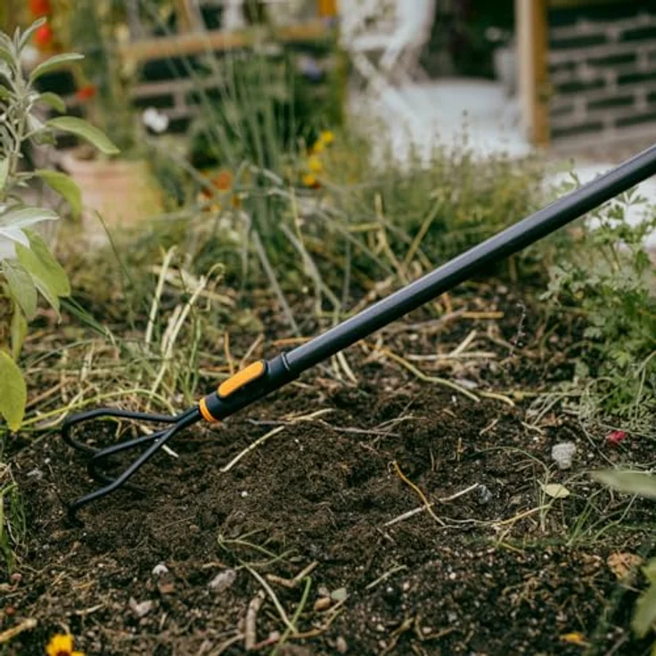 Fiskars OneClick Grubber 1080684, 130 mm QuikFit™ mit drei Zinken aus Karbonstahl für optimale Bodenvorbereitung – Bild 6