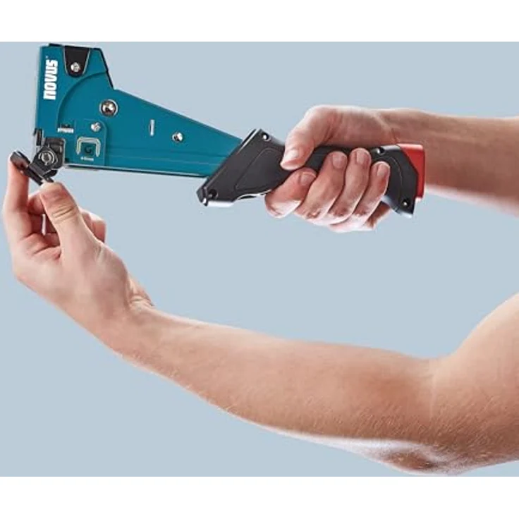 Novus Tools Hammertacker J-055, robustes Vollmetallgehäuse für Flachdrahtklammern Typ G, ergonomischer Griff, 6-14 mm Klammergröße, blau – Bild 2