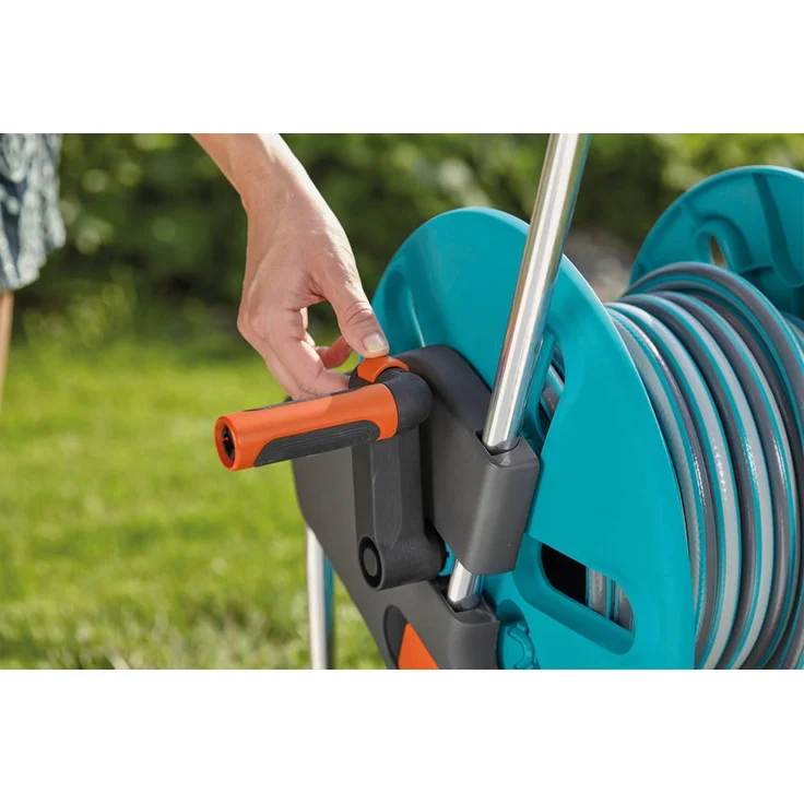 GARDENA Schlauchwagen CleverRoll M Set: Schlauchwagen mit 20 m 13 mm Classic-Schlauch und Spritze und Clipbefestigung zur Aufbewahrung, Nachtropfstopp, Kurbelseite frei wählbar (18513-20) – Bild 9