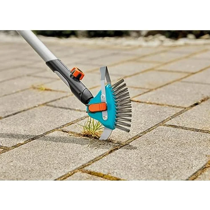 Gardena combisystem-3in1 Fugenreiniger: Multifunktions-Gartenhelfer zum Entfernen von Unkraut und Moos an schmalen und Breiten Fugen, Metallborsten, Edelstahlmesser. Passend zu CS-Stielen (03608-20) – Bild 2