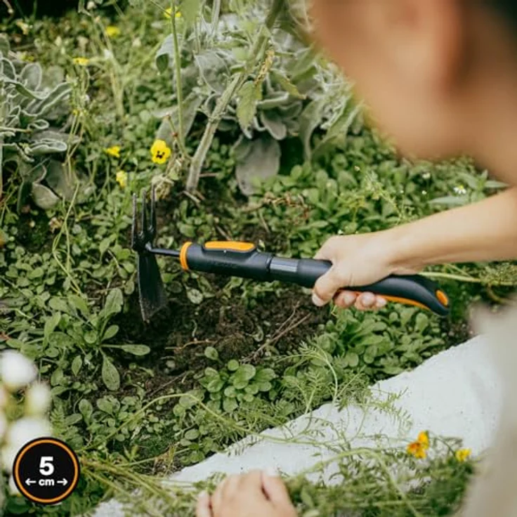 Fiskars OneClick Kombihacke, 2-in-1 Aufsatz zum Lockern und Unkrautjäten, müheloser Wechsel mit nur einem Klick, Borstahl, Breite: 5 cm, Schwarz/Orange, 1080695 – Bild 5