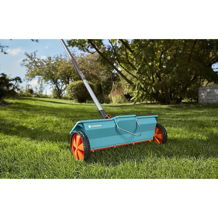 GARDENA combisystem-Streuwagen: Düngerstreuer mit 40 cm Streubreite und 3 L Fassungsvolumen, für Ausbringung von Streugut, witterungsbeständig und kompatibel mit allen combisystem-Stielen (420-20) – Bild 2