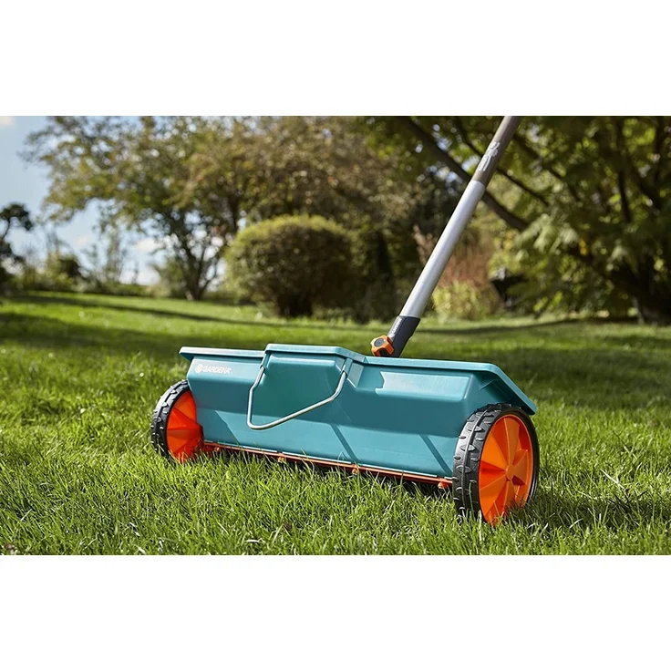 GARDENA combisystem-Streuwagen: Düngerstreuer mit 40 cm Streubreite und 3 L Fassungsvolumen, für Ausbringung von Streugut, witterungsbeständig und kompatibel mit allen combisystem-Stielen (420-20) – Bild 1