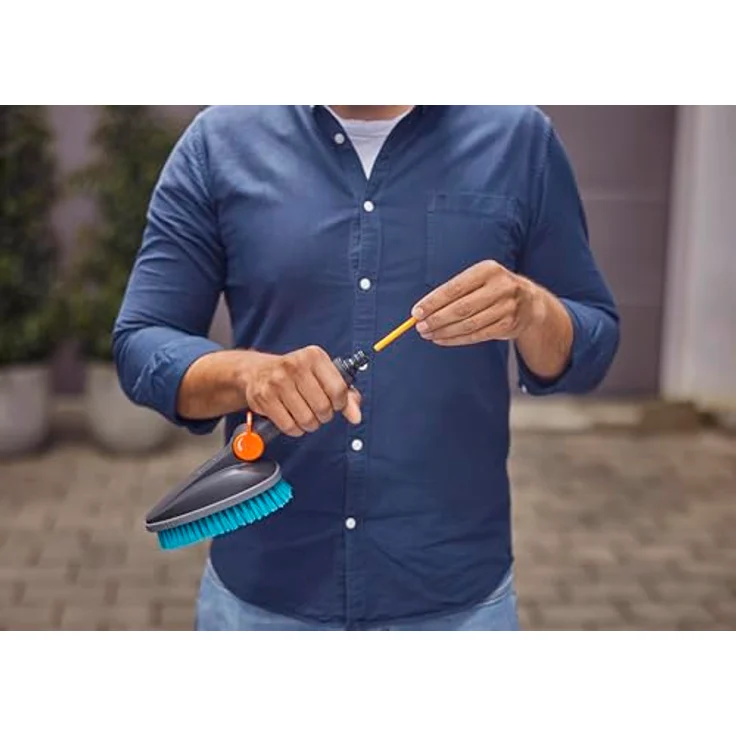 GARDENA Cleansystem Handbürste M hard, Hochdruckreiniger Bürste für kleine Flächen, kompatibel mit GARDENA Stielen, mit umlaufender Weichkunststoffleiste – Bild 3