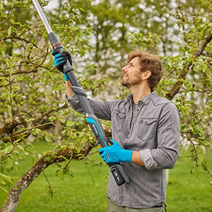 Gardena Akku-Teleskop-Baumschere HighCut 250/18V P4A ohne Akku: Astschere mit Teleskopstiel für Zweige in bis zu 4 m Höhe,schwenkbarer Schneidkopf, ergonomischer Griff, LED-Anzeige (14774-55) – Bild 2