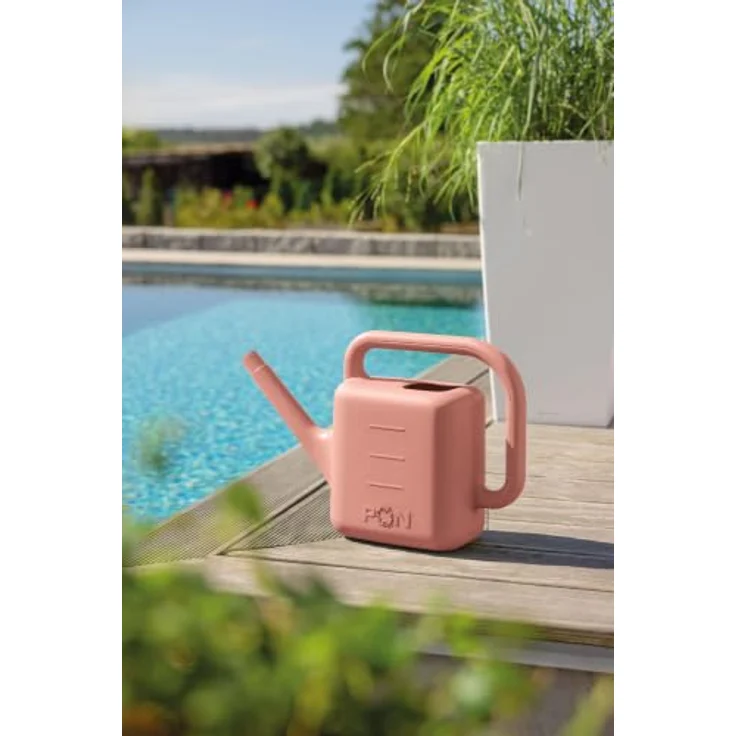 Lechuza® Gießkanne Moja, 5 L Kunststoff, korallrot, ergonomisches Design für einfache Pflanzenpflege – Bild 3