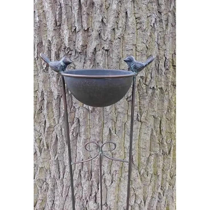 Deko-Impression Bronzefarbene Vogeltränke an Rankgitter Futterstelle Gartenstab Gartenstecker