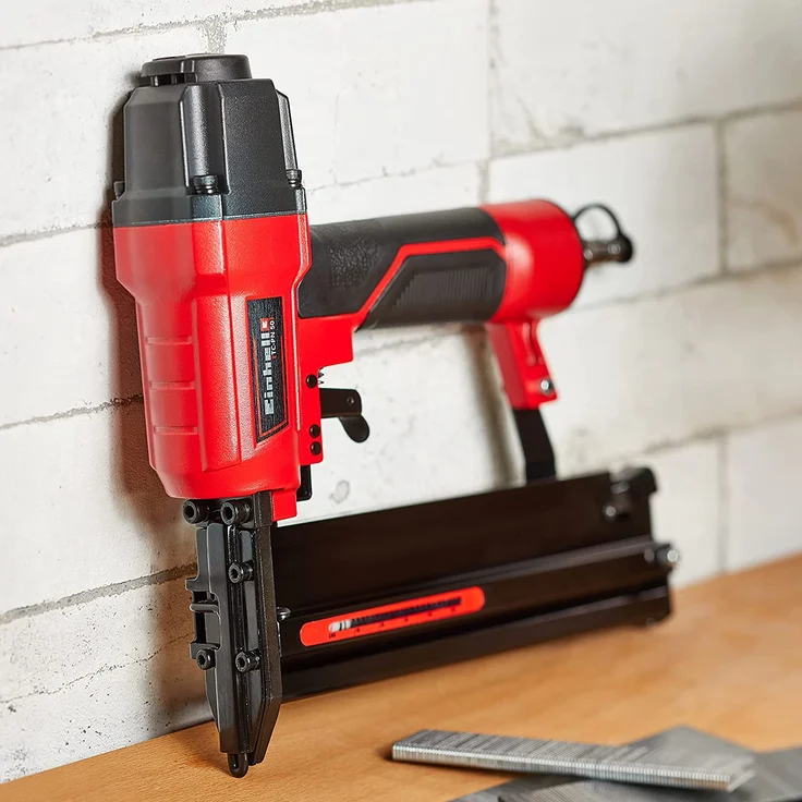 Einhell Druckluft-Tacker TC-PN 50 (2in1-Kombigerät Tacker & Nagler, Sicherheitsnase, inkl. 1.500 Klammern & 2.000 Nägeln, Ölfläschchen (ohne Öl), Stecknippel, Transportkoffer) – Bild 5