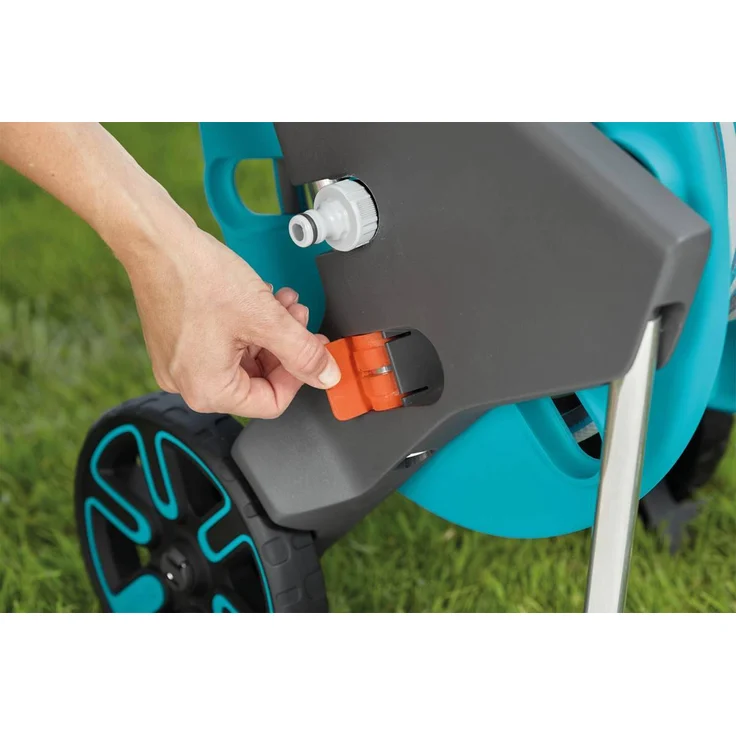 GARDENA Schlauchwagen CleverRoll M Set: Schlauchwagen mit 20 m 13 mm Classic-Schlauch und Spritze und Clipbefestigung zur Aufbewahrung, Nachtropfstopp, Kurbelseite frei wählbar (18513-20) – Bild 5