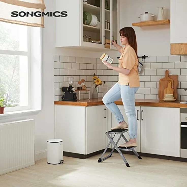 SONGMICS Trittleiter mit 2 Stufen, klappbar, Stufenbreite 20 cm, Gummi, rutschfest, mit Griff, Belastung 150 kg, Stahl, Grau und Schwarz GSL002GY01 – Bild 2