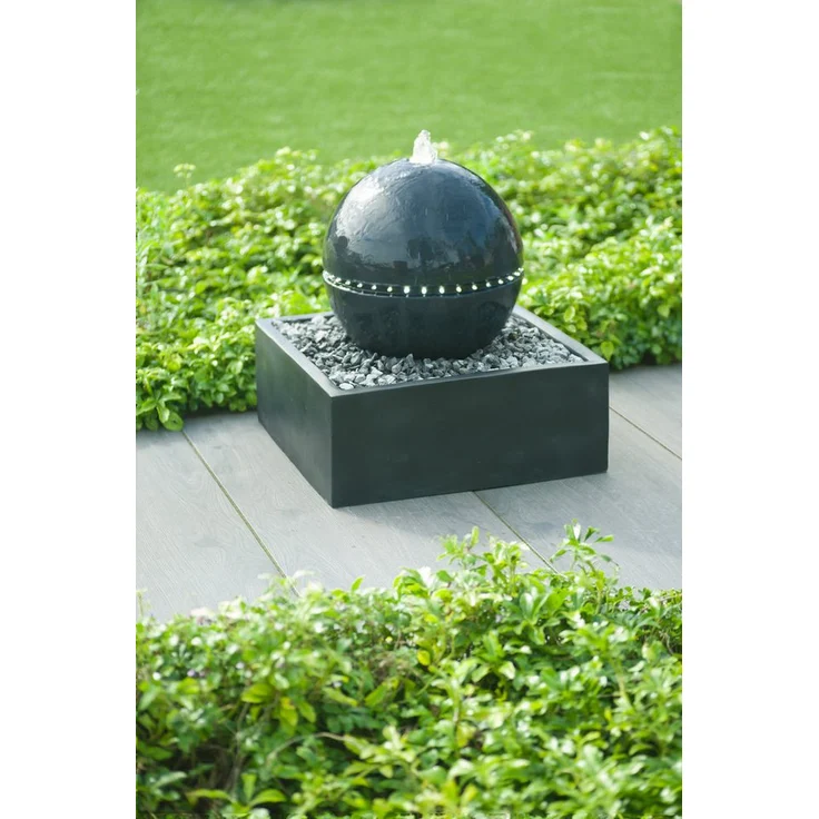 AcquaArte Gartenbrunnen TRIPOLI, 33 cm breit, Wasserbecken 50x50 cm, Dekokugel mit umlaufender LED-Beleuchtung