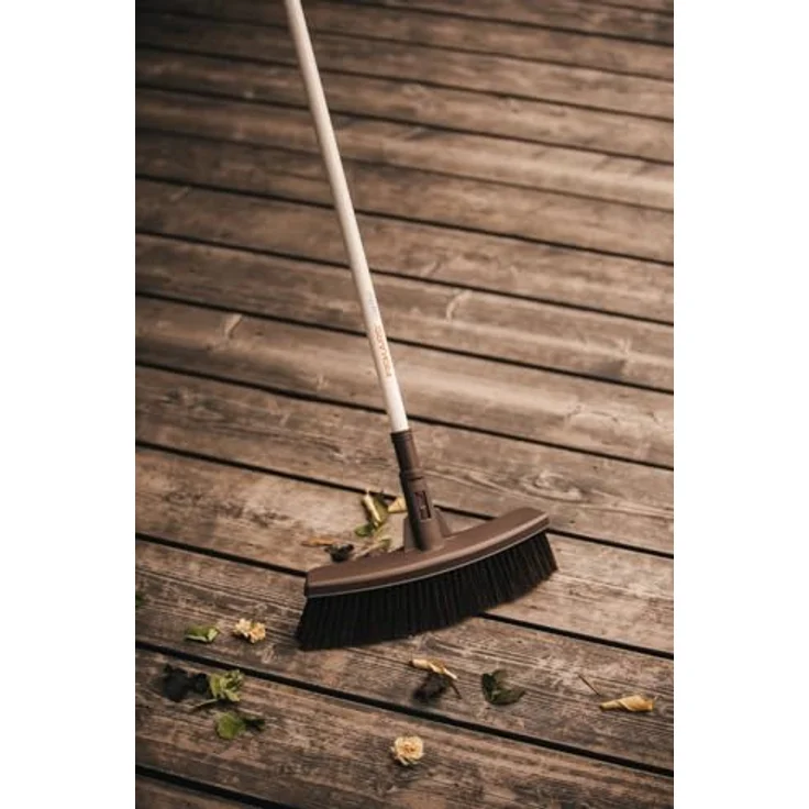 Fiskars Light Besen, Terrassenbesen für glatte Oberflächen, Mit Soft-Griff, Länge 1,6 m, Light, Weiß-Schwarz, 1025927 – Bild 4