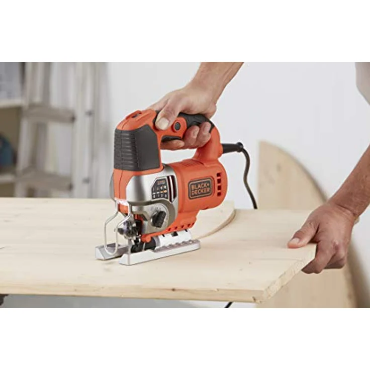 Black & Decker Elektronik-Pendelhub-Stichsäge (650W, 3 Pendelhubstufen, variable Hubzahl, Aluminium-Druckguss-Sägeschuh, Staubabsaugvorrichtung, für gerade-, Kurven- und Gehrungsschnitte) – Bild 4