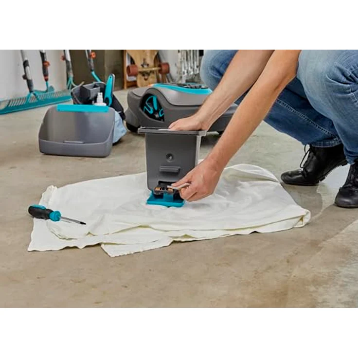 GARDENA Wartungs- und Reinigungsset: Zubehörset für die Reinigung und Instandhaltung von GARDENA Mähroboter, mit Schleifpad, Bürsten, Kunststoff-Pflegespray und Schraubenzieher (4067-20) – Bild 6