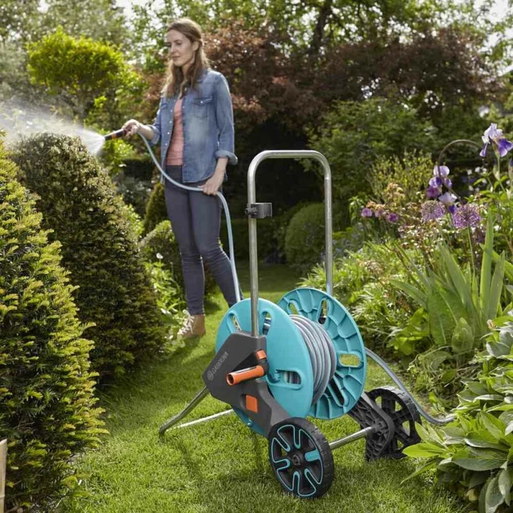 GARDENA Schlauchwagen CleverRoll M Set: Schlauchwagen mit 20 m 13 mm Classic-Schlauch und Spritze und Clipbefestigung zur Aufbewahrung, Nachtropfstopp, Kurbelseite frei wählbar (18513-20) – Bild 10