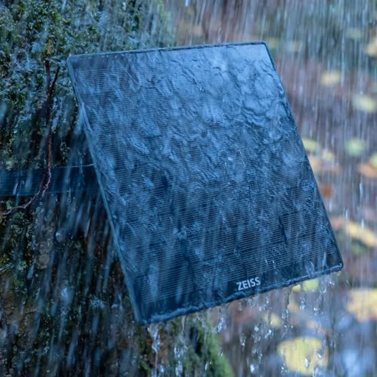 Zeiss Solar Panel Pro, Solarmodul mit 12W Nennleistung, wetterfest, integrierter 37 Wh Li-Ion-Akku, 6V-12V kompatibel, inkl. Halterung und 5m Anschlusskabel. – Bild 5
