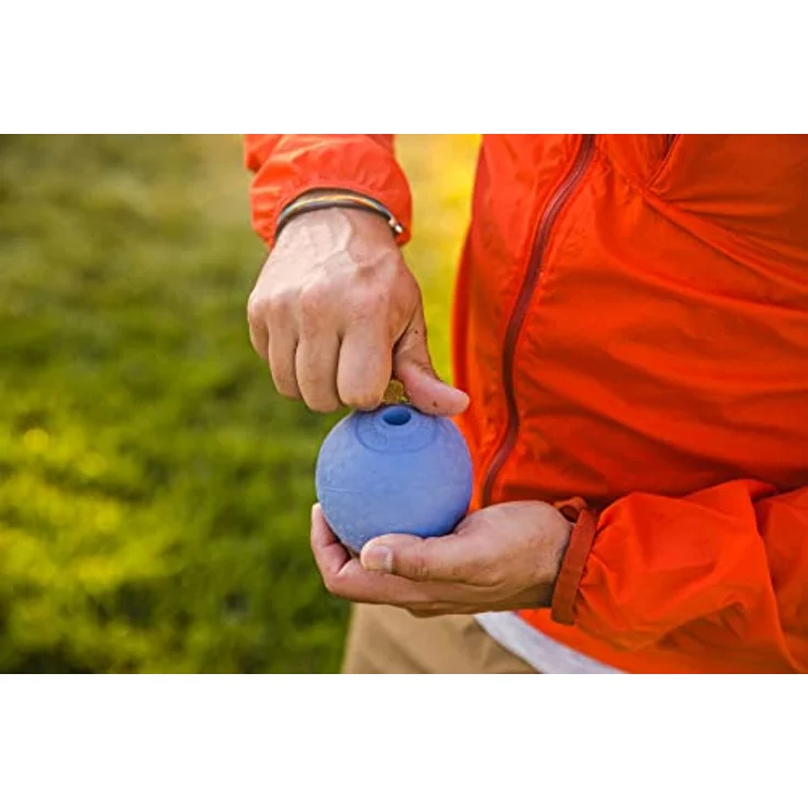 RUFFWEAR Huckama Hundespielzeug, Interaktives Pfeifen-Wurf-/Fang-/Apportierspiel aus Naturkautschuk, hüpfender eiförmiger Ball für drinnen und draußen, Langeweilebrecher, Campfire Orange – Bild 4